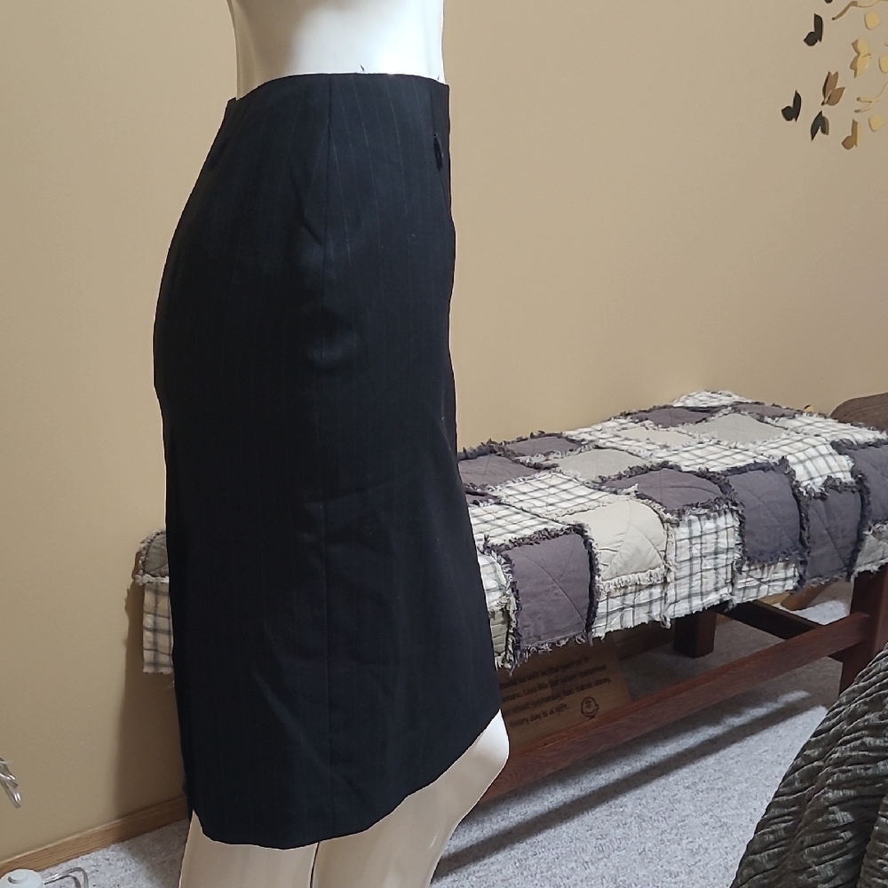 Elegant Tristan & Iseut Pinstripe Skirt - Picture 2 of 8